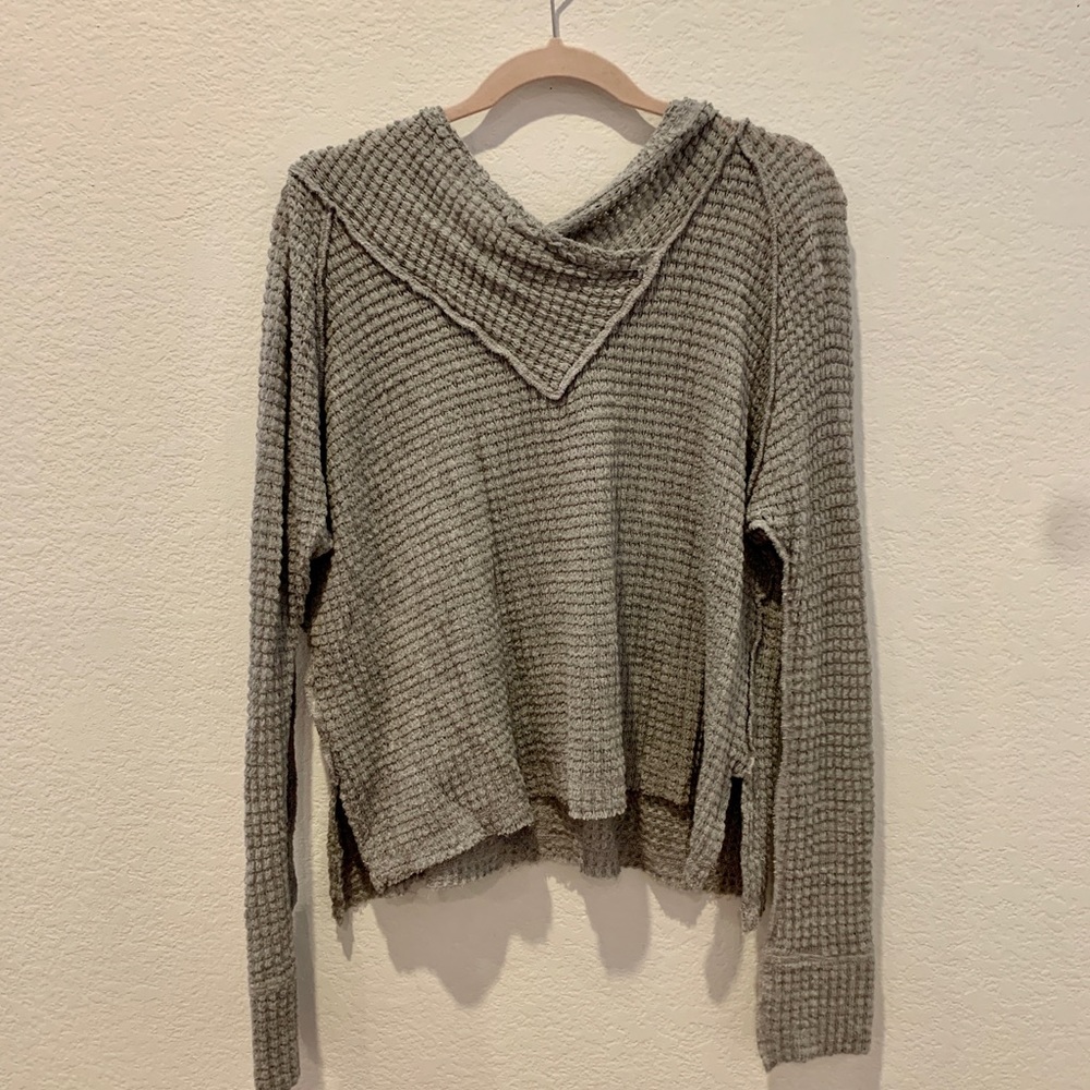 Elan, light swoop neck sweater, waffleknit, light gray.